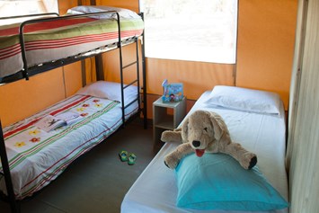Glampingunterkunft: Safarizelt 5/6 Personen 3 Zimmer Badezimmer von Vacanceselect auf Camping Atlantic Club Montalivet