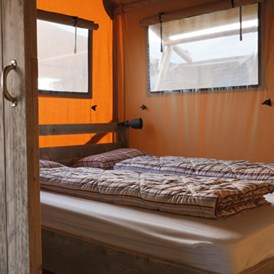 Glampingunterkunft: Safarizelt XXL 4/6 Personen 3 Zimmer Badezimmer von Vacanceselect auf Camping Mon Perin