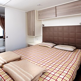 Glampingunterkunft: Mobilheim Moda 6 Personen 3 Zimmer Klimaanlage von Vacanceselect auf Camping Bella Italia