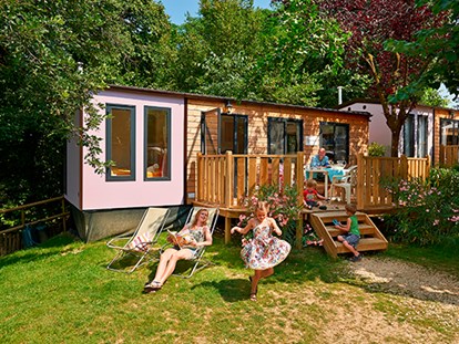 Luxuscamping - Mobilheim Moda 5/6 Personen 2 Zimmer Klimaanlage von Vacanceselect auf Camping Le Pianacce