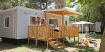 Luxuscamping - Terrasse - Toskana - Camping Etruria - Vacanceselect Mobilheim Moda 6 Personen 3 Zimmer Klimaanlage 2 Badezimmer von Vacanceselect auf Camping Etruria