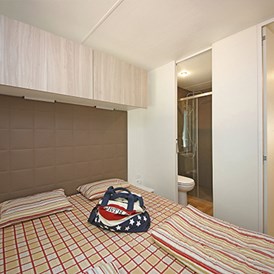 Glampingunterkunft: Mobilheim Moda 6 Personen 3 Zimmer Klimaanlage 2 Badezimmer von Vacanceselect auf Camping Etruria