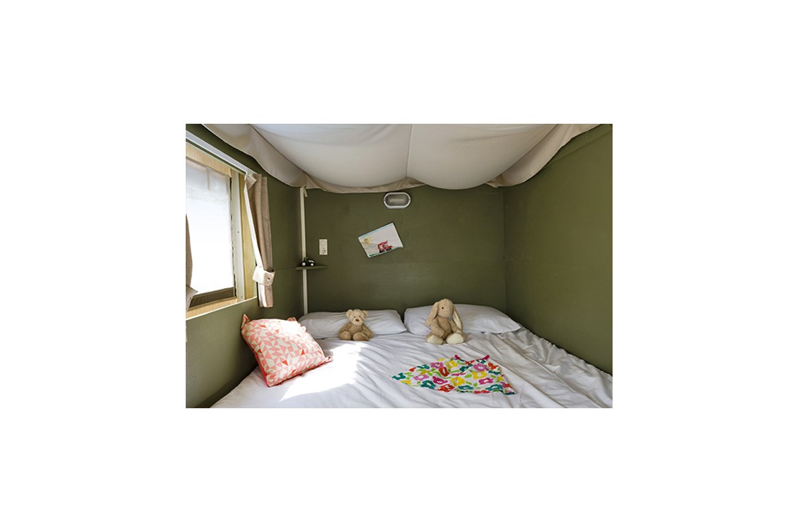 Glampingunterkunft: Airlodge 4 Personen 2 Zimmer Badezimmer von Vacanceselect auf Camping Etruria
