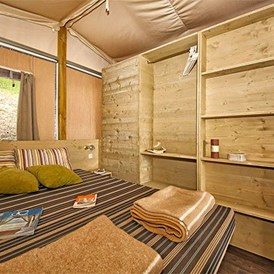 Glampingunterkunft: Lodgezelt Deluxe 5/6 Personen 2 Zimmer Badezimmer von Vacanceselect auf Camping Nouvelle Floride