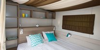 Luxuscamping - Klimaanlage - Katalonien - Camping Cala Canyelles - Vacanceselect Hybridlodge Clever 4/5 Personen 2 Zimmer Badezimmer von Vacanceselect auf Camping Cala Canyelles