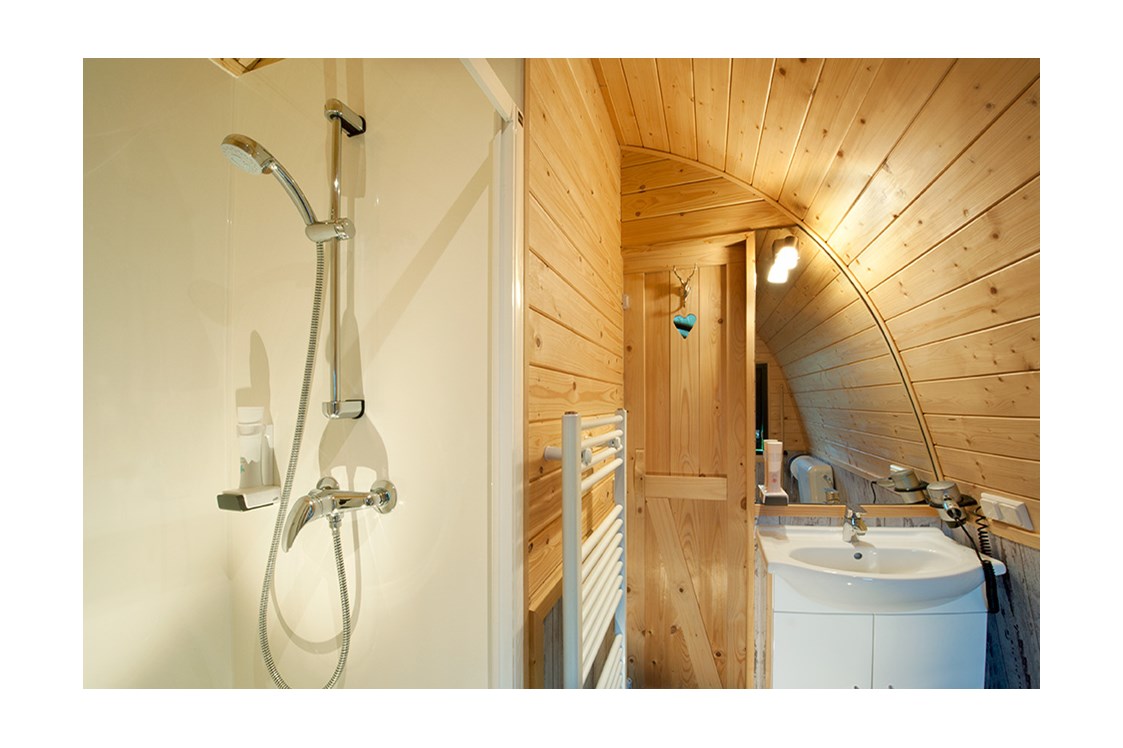 Glampingunterkunft: Badezimmer Panorama Wood-Lodge - Wood-Lodges am Nature Resort Natterer See