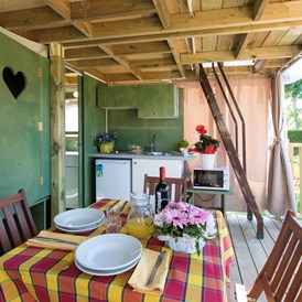 Glampingunterkunft: Wohnzimmer und Küchenzeile - Lodgezelt Glam Sky Lodge auf Ca' Pasquali Village