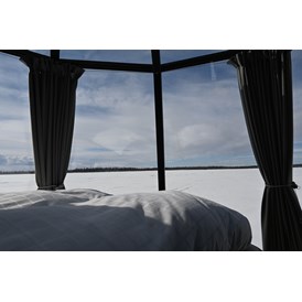 Glampingunterkunft:  Am EinMorgen ein wunderschöner Ausblick auf den gefrorenen See. - Laponia Sky Hut
