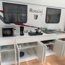 Glampingunterkunft: Vorzelt Küche Ausstattung - Deluxe Caravan mit Einzelbett / Dusche