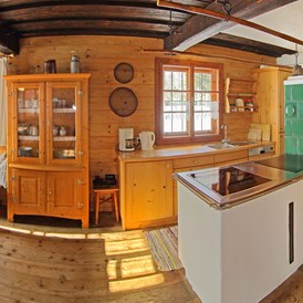 Glampingunterkunft: gemütliche Stube mit vollausgestatteter Küche - Almhütte Scheffsnother Stube im Almdorf Grubhof