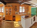 Glampingunterkunft: gemütliche Stube mit vollausgestatteter Küche - Almhütte Scheffsnother Stube im Almdorf Grubhof