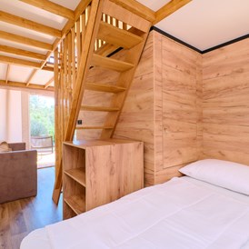 Glampingunterkunft: Schlafzimmer mit 2 Einzelbetten - Glamping Zelt Typ Family Premium auf Camping Čikat