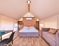 Glampingunterkunft: Schlafzimmer mit Esstisch und Sofa - Glamping Zelt Typ Couple auf Camping Čikat  
