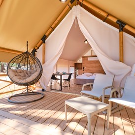 Glampingunterkunft: Überdachte Terrasse - Glamping Zelt Typ Couple auf Camping Čikat  