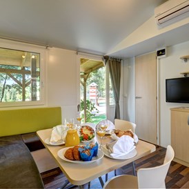 Glampingunterkunft: Wohnzimmer mit Zustellbett - Lanterna Premium Camping Resort - Mobilheim Comfort 