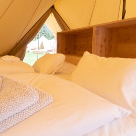 Glamping: Luxuriöse Ausstattung mit dem Komfort eines Hotelzimmers - Frühstück im Gasthaus inklusive - Camping Gerhardhof