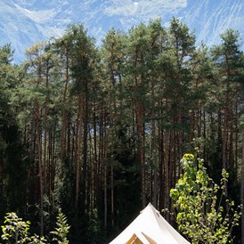 Glamping: Glampingzelt mit privater Holzterrasse in idyllischer Lage - Camping Gerhardhof