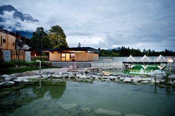 Glamping: Gesamtansicht mit Schwimmteich, Sanitärhäusern und Gasthaus - Camping Gerhardhof