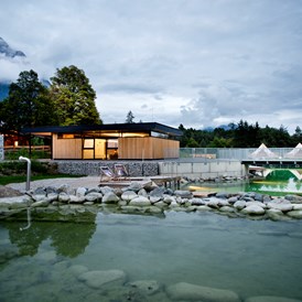 Glamping: Gesamtansicht mit Schwimmteich, Sanitärhäusern und Gasthaus - Camping Gerhardhof