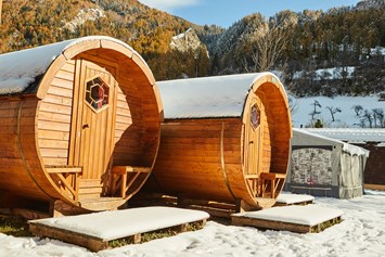 Glamping: Unsere Wohnfässer sind auch im Winter bewohnbar. Beheizt mit Infrarotstrahlern. Gemütlich warm. - Camping Dreiländereck in Tirol