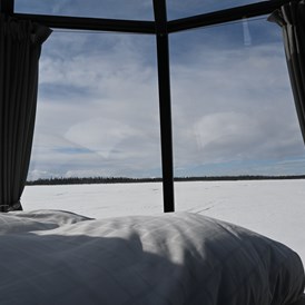 Glamping:  Am EinMorgen ein wunderschöner Ausblick auf den gefrorenen See. - Laponia Sky Hut