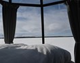 Glamping:  Am EinMorgen ein wunderschöner Ausblick auf den gefrorenen See. - Laponia Sky Hut