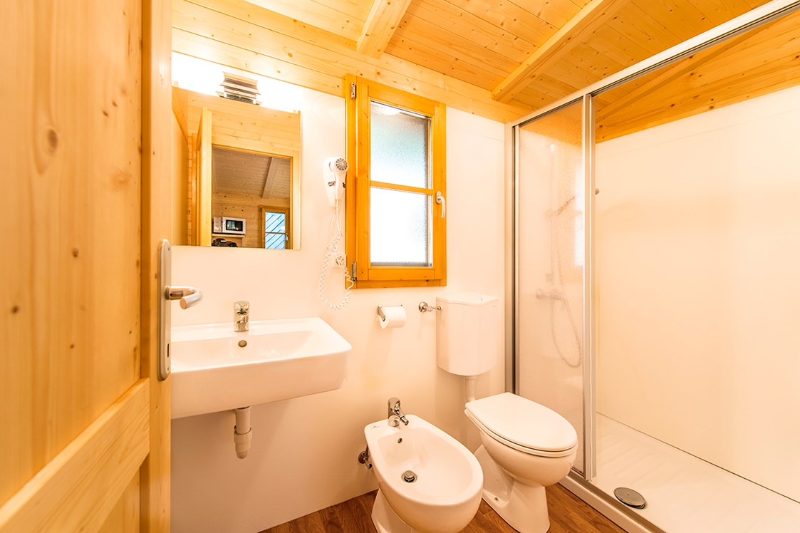 Glamping: Im Bad geniessen Sie eine grosse Dusche, WC, Bidet und Waschbecken - Camping Steiner