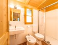 Glamping: Im Bad geniessen Sie eine grosse Dusche, WC, Bidet und Waschbecken - Camping Steiner