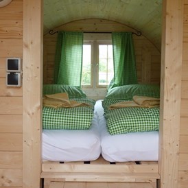 Glamping: schnuggeliges Bett im Schlaf-Fass - Camping Au an der Donau