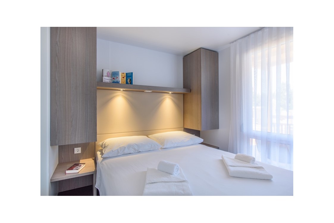 Glamping: Mobilheim Premium Family am Camping Polari - Schlafzimmer mit Doppelbett - Maistra Camping Polari