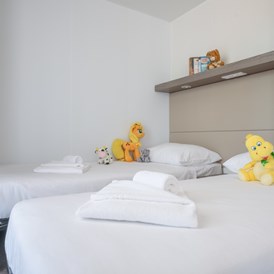 Glamping: Mobilheim Premium Family am Camping Polari - Schlafzimmer mit Einzelbetten - Maistra Camping Polari