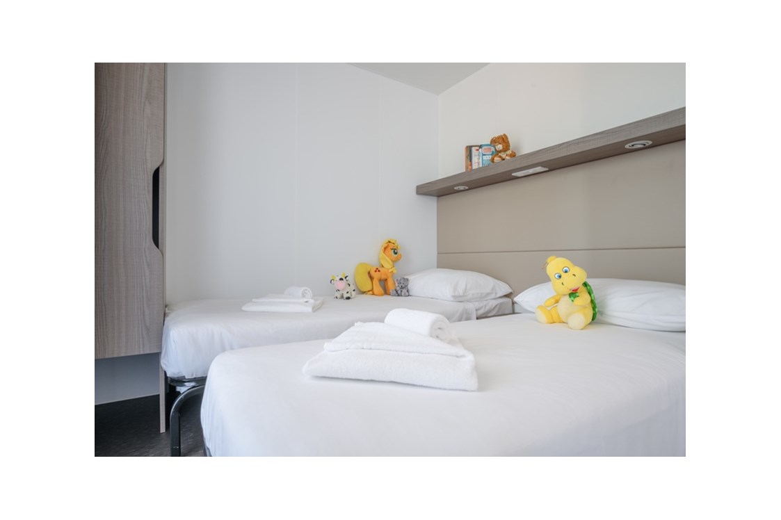Glamping: Mobilheim Premium Family am Camping Polari - Schlafzimmer mit Einzelbetten - Maistra Camping Polari