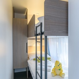 Glamping: Mobilheim Premium Family am Camping Polari - Schlafzimmer mit Etagenbett - Maistra Camping Polari