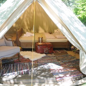 Glamping: Willkommen: Die Safari-Zelte bieten alles vom Bett bis zur Frottee-Wäsche und Champagner - Camping Zürich