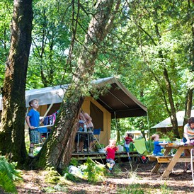 Glampingunterkunft: Zelt Toile & Bois Sweet - Aussenansicht - Zelt Toile & Bois Sweet für 5 Pers. auf Camping Huttopia Le Moulin
