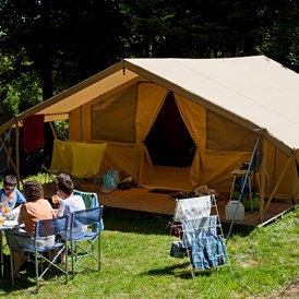 Glampingunterkunft: Zelt Toile & Bois Classic V - Aussen - Zelt Toile & Bois Classic für 5 Pers. auf Camping Huttopia Les Chateaux