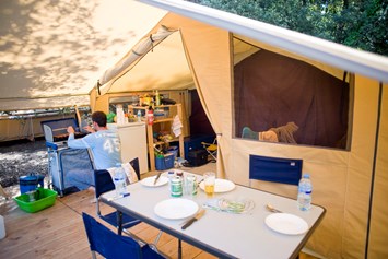 Glampingunterkunft: Zelt Toile & Bois Classic IV - Innen  - Zelt Toile & Bois Classic für 4 Pers. auf Camping Huttopia Oléron Les Chênes Verts