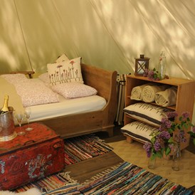 Glampingunterkunft: Liebevoll eingerichtet: In den original Safari-Zelten schläft man komfortabel - Safari-Zelt auf Camping Zürich
