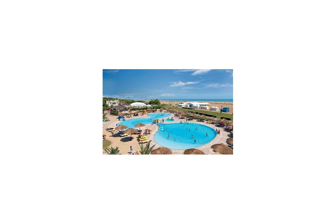 Glampingunterkunft: Blick auf den Pool - Villa Anna Plus am Villaggio Turistico Internazionale