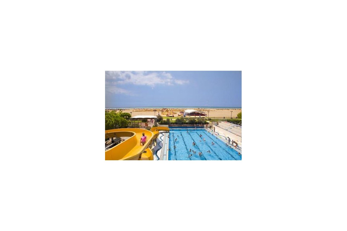 Glampingunterkunft: Pool mit großer Wasserrutsche - Villa Adria auf Villaggio Turistico Internazionale