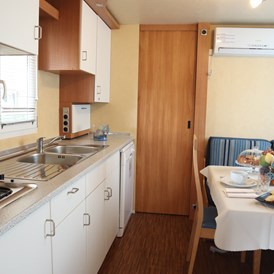Glampingunterkunft: Der Kochbereich - Mobilheim Torcello Plus Gold auf Camping Vela Blu