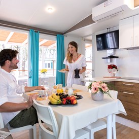 Glampingunterkunft: Wohnzimmer und Küche - Mobilheim Laguna Platinum auf Camping Vela Blu