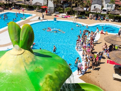 Luxuscamping - Schwimmbad und Riesenpilz mit Rutsche - Residence Aurora auf Camping Vela Blu