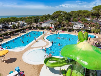 Luxuscamping - Panorama des Schwimmbades - Mobilheim Torcello Platinum auf Camping Vela Blu