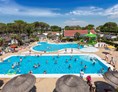 Glampingunterkunft: Schwimmbad - Mobilheim Venezia Platinum auf Vela Blu Camping Village
