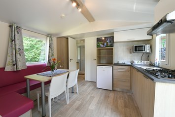 Glampingunterkunft: Essbereich mit Küche im Mobilheim - Mobilheim am Waldcamping Brombach