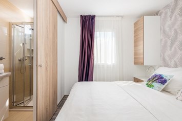 Glampingunterkunft: Bedroom with bathroom - Premium Mobile Home with sea view