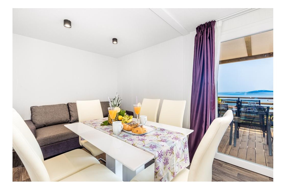 Glampingunterkunft: living room - Premium Mobile Home with sea view