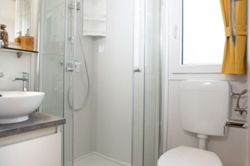 Glampingunterkunft: Second bathroom - Luxury Mobile Home mit swimmingpool