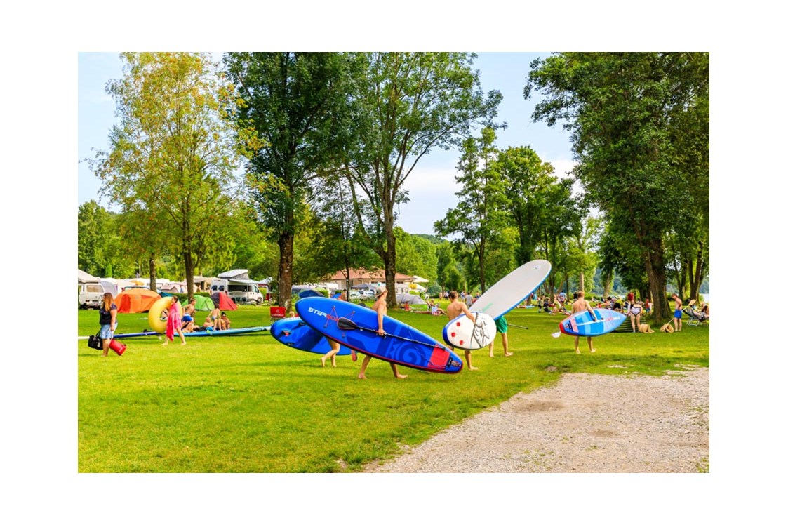 Glampingunterkunft: Blick auf die Badewiese am Campingplatz Pilsensee - Mobilheime direkt am Pilsensee in Bayern